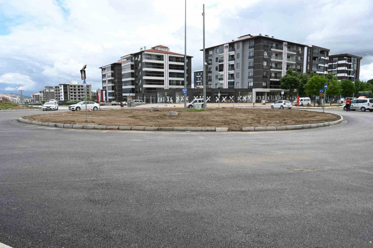 Akıllık kavşak yapıldı, yol asfaltlandı