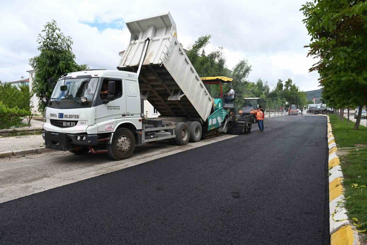 Akıllık kavşak yapıldı, yol asfaltlandı