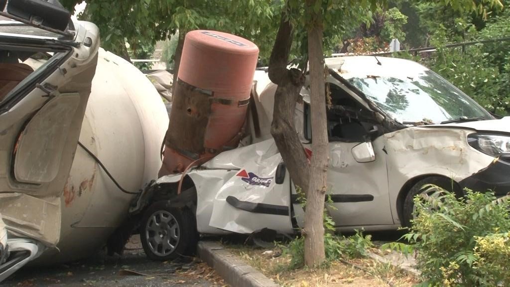 Kadıköy’de beton mikseri felaketi: 4 araç ezildi, 1 kişi yaralı