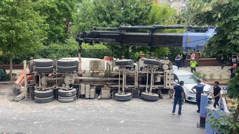 Kadıköy’de beton mikseri felaketi: 4 araç ezildi, 1 kişi yaralı