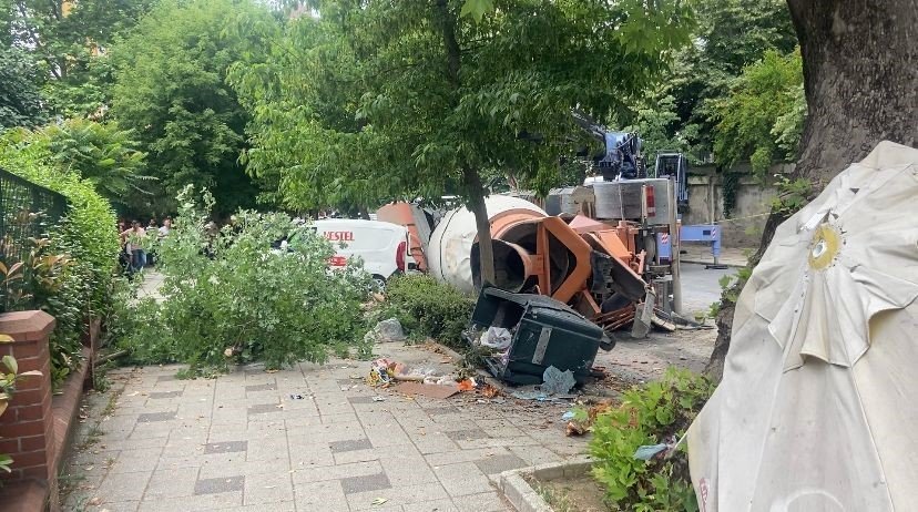 Kadıköy’de beton mikseri felaketi: 4 araç ezildi, 1 kişi yaralı