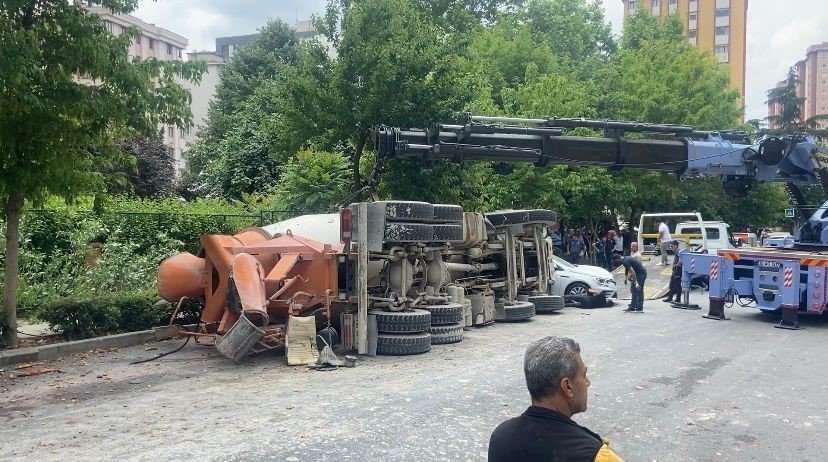 Kadıköy’de beton mikseri felaketi: 4 araç ezildi, 1 kişi yaralı