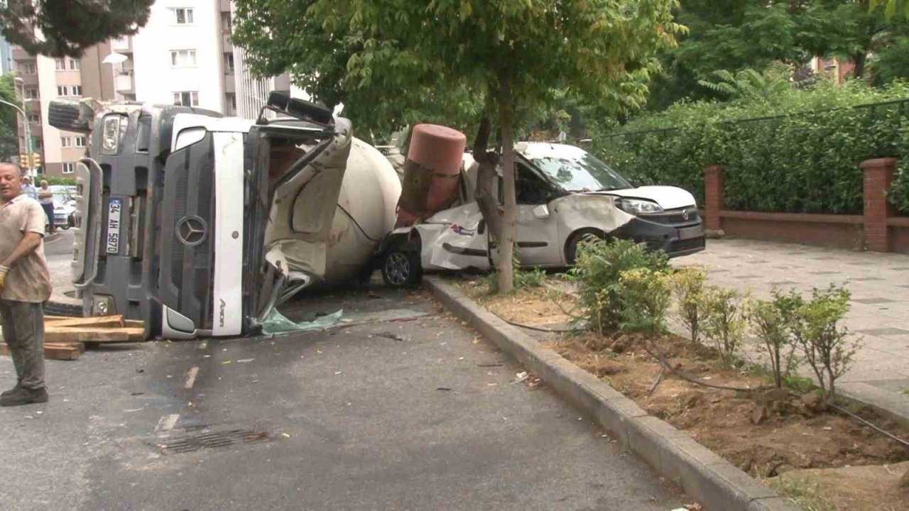 Kadıköy’de beton mikseri felaketi: 4 araç ezildi, 1 kişi yaralı