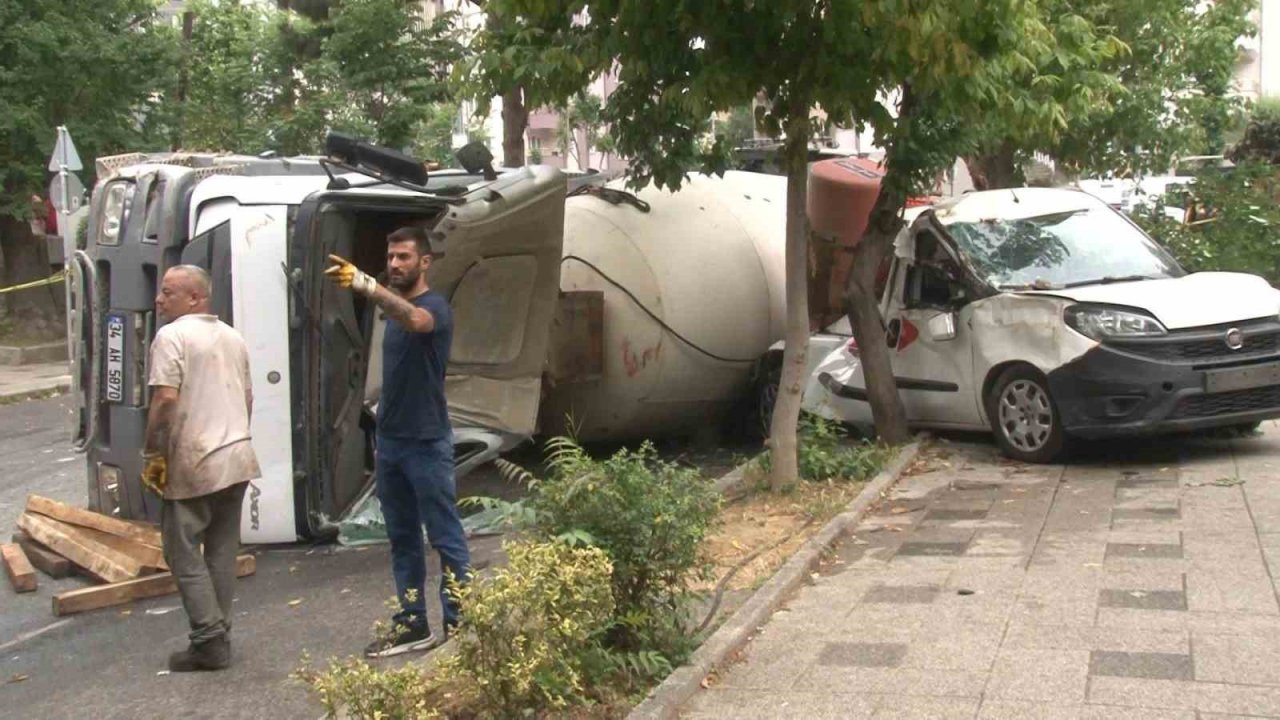 Kadıköy’de beton mikseri felaketi: 4 araç ezildi, 1 kişi yaralı