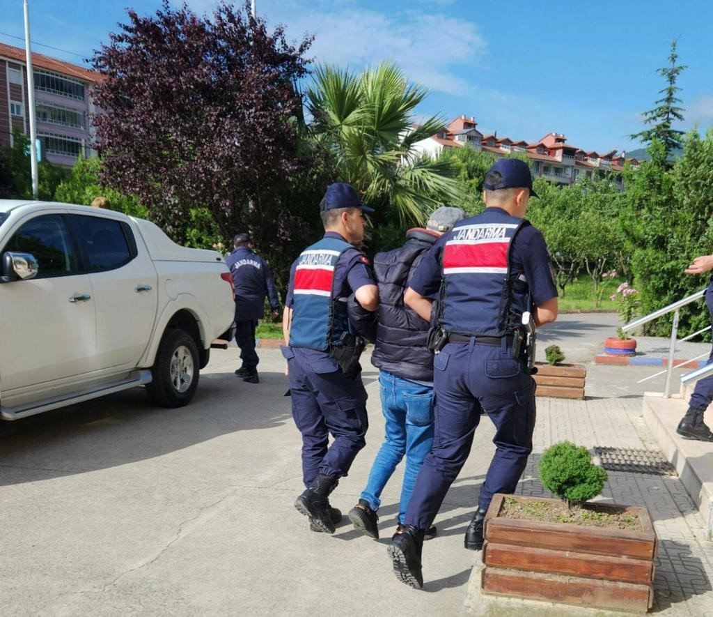 FETÖ mensuplarını yurt dışına kaçıran şüphelilere operasyon: 3 tutuklama