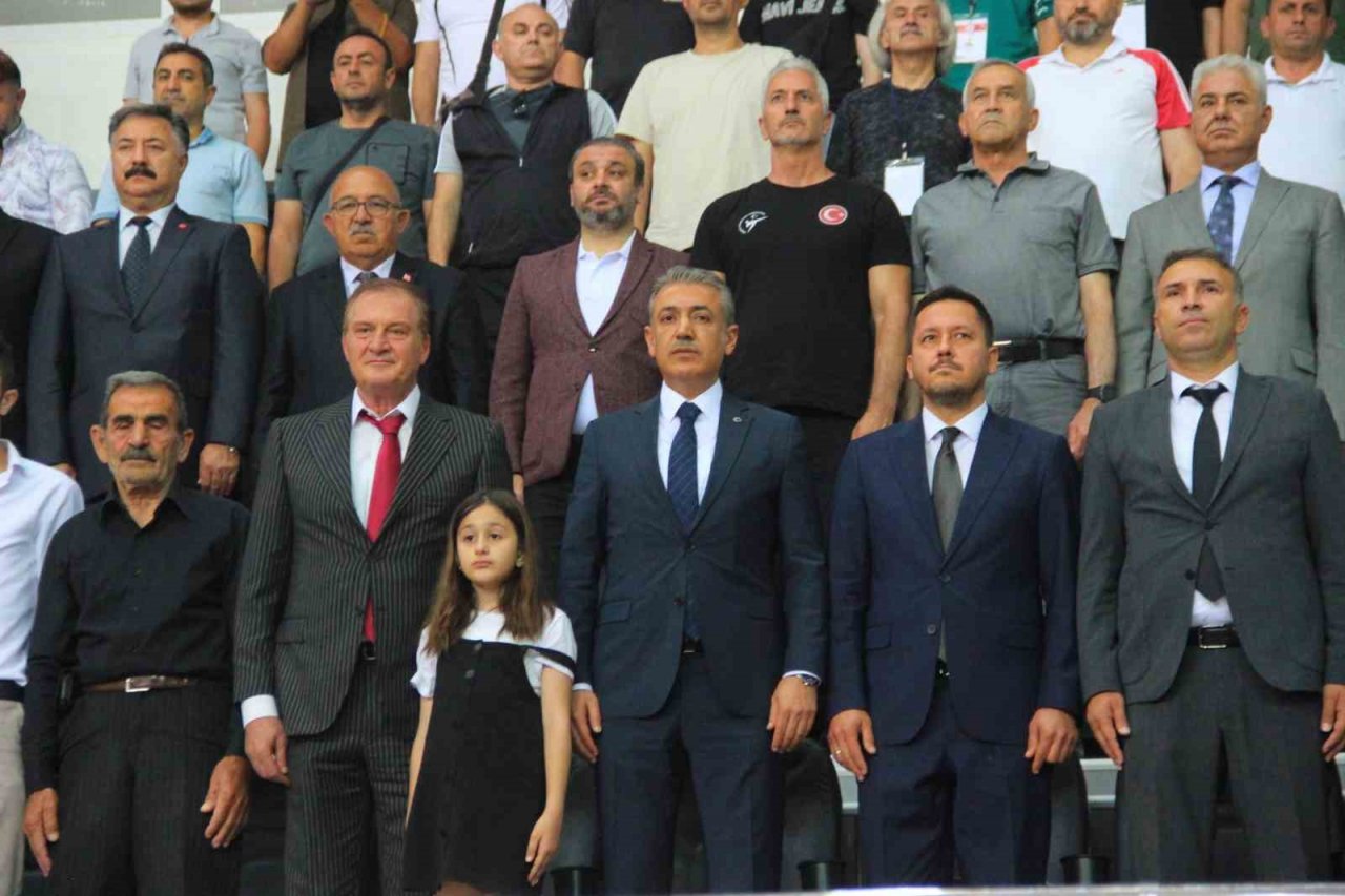 Gençler Tekvando Türkiye Şampiyonası duygusal anlarla başladı