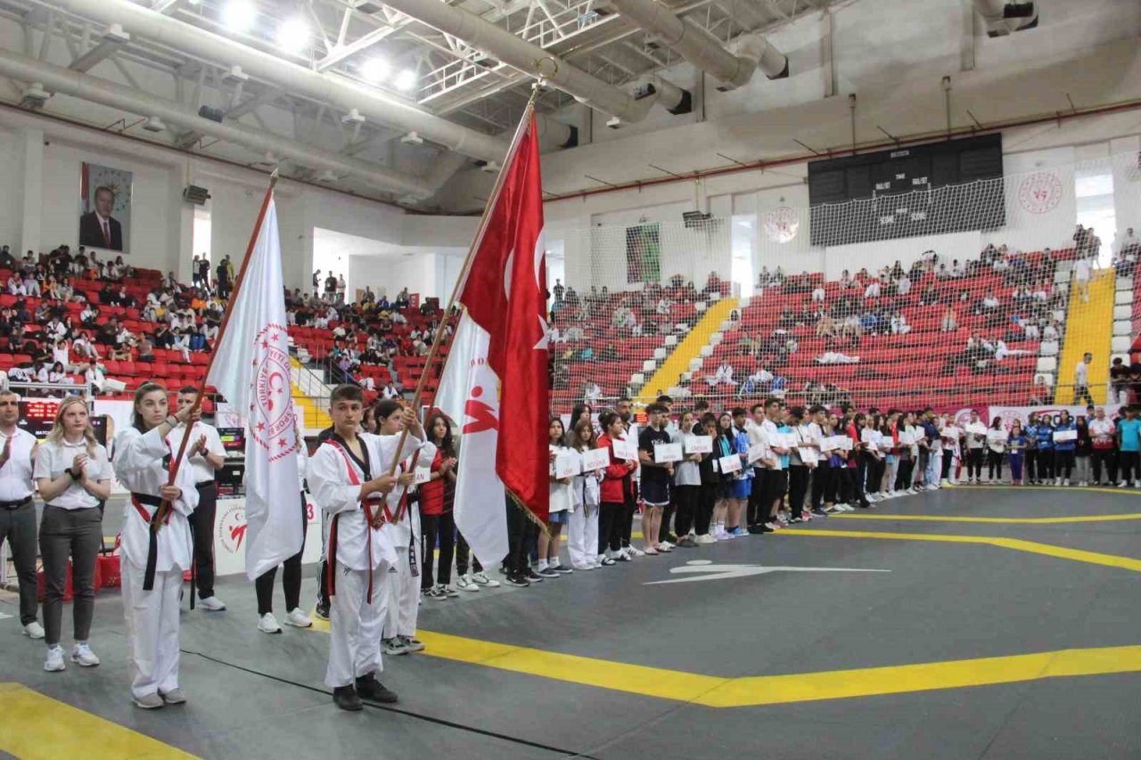 Gençler Tekvando Türkiye Şampiyonası duygusal anlarla başladı