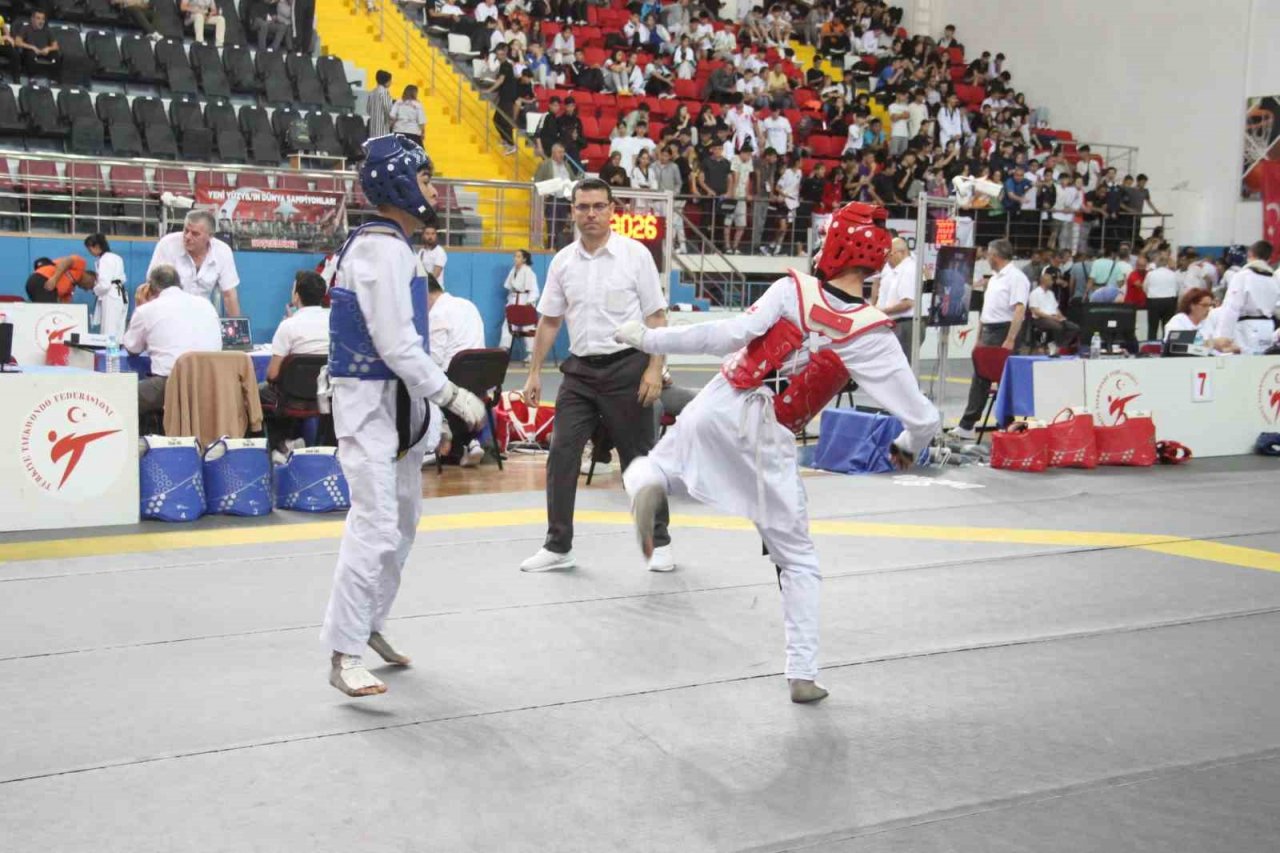 Gençler Tekvando Türkiye Şampiyonası duygusal anlarla başladı