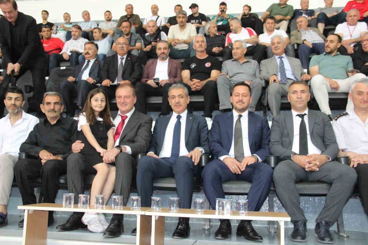 Gençler Tekvando Türkiye Şampiyonası duygusal anlarla başladı