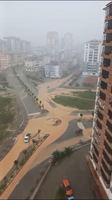 Kastamonu’da 15 dakika süren yağış hayatı olumsuz etkiledi