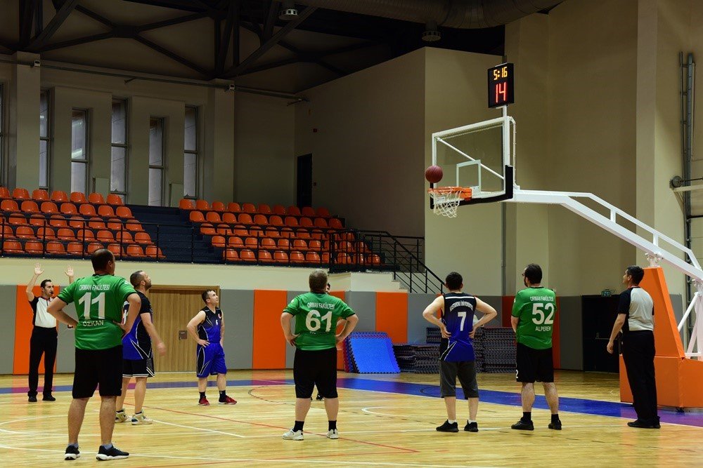 Üniversite personelleri basketbol turnuvasında stres attı