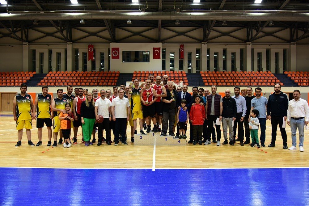 Üniversite personelleri basketbol turnuvasında stres attı