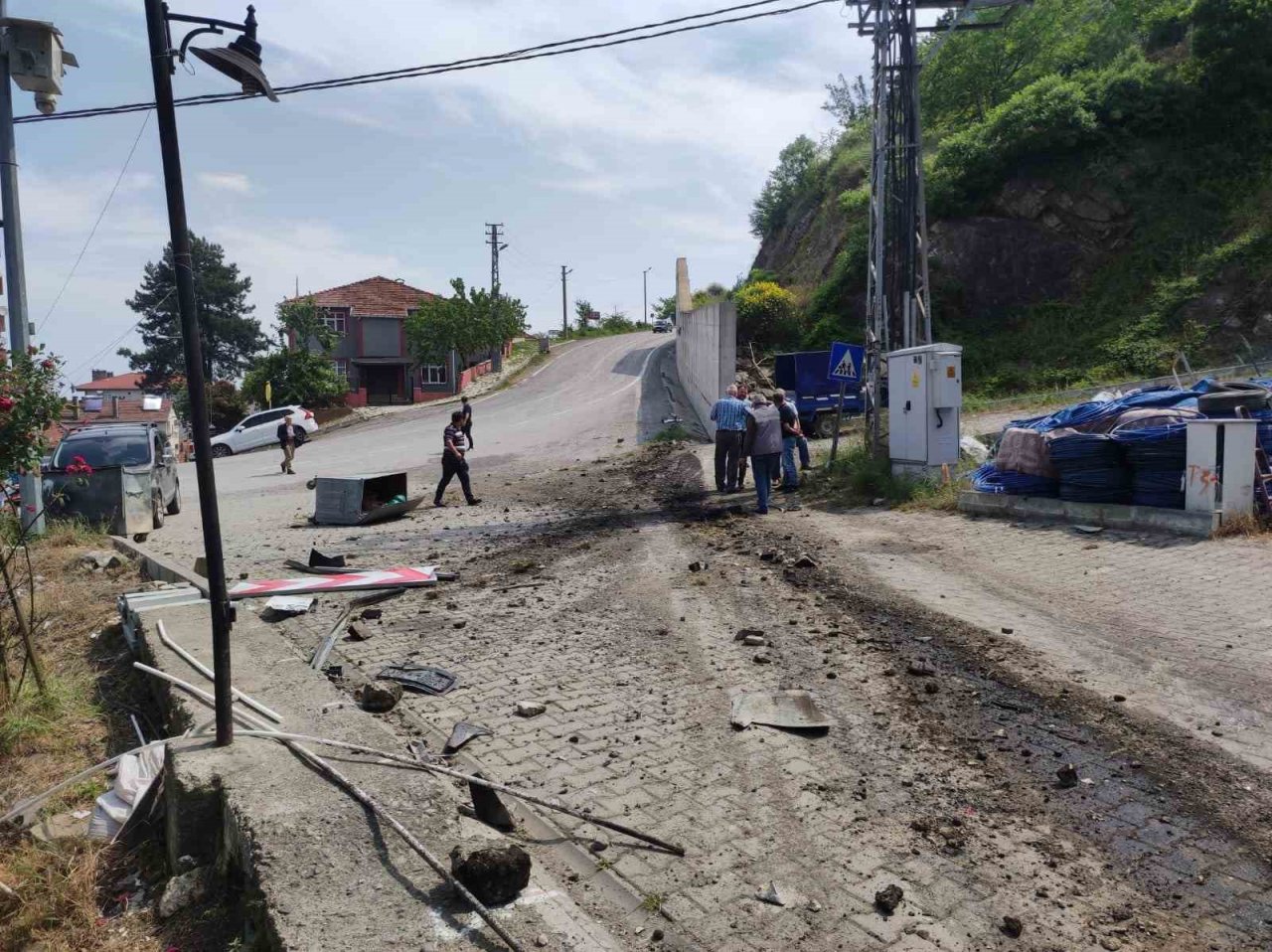 Freni boşalan beton mikserini tabela ve kaldırıma çarparak durdurabildi