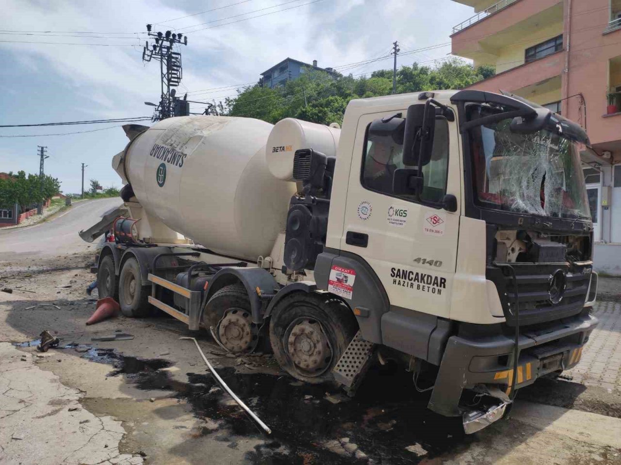 Freni boşalan beton mikserini tabela ve kaldırıma çarparak durdurabildi