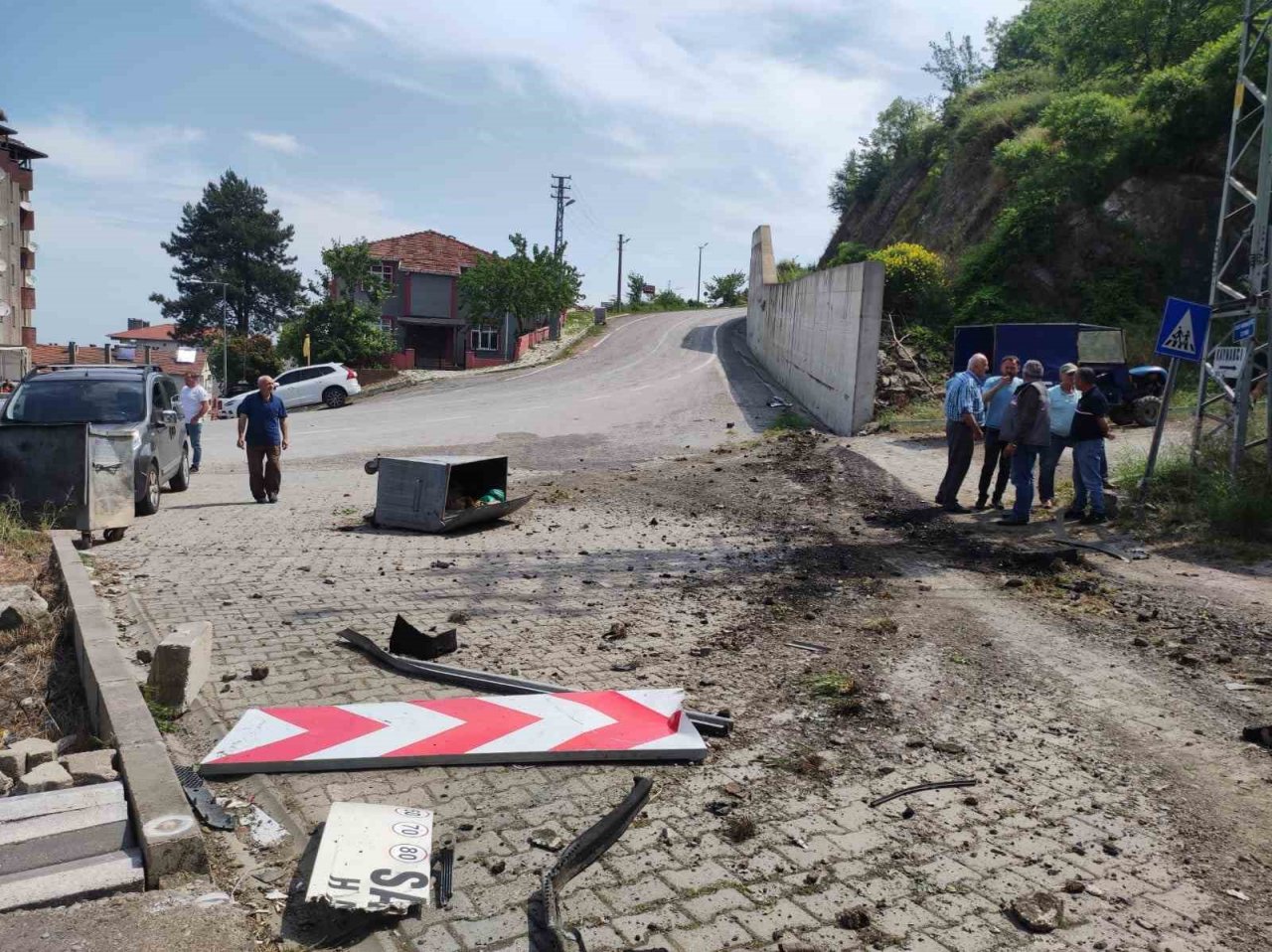 Freni boşalan beton mikserini tabela ve kaldırıma çarparak durdurabildi