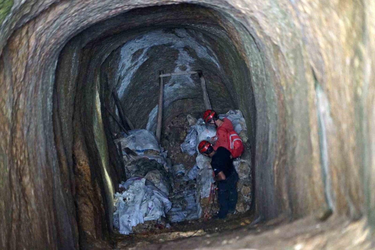 Definecilerden akıl almaz kazı: Mağaradaki manzarayla karşılaşınca şoke oldular