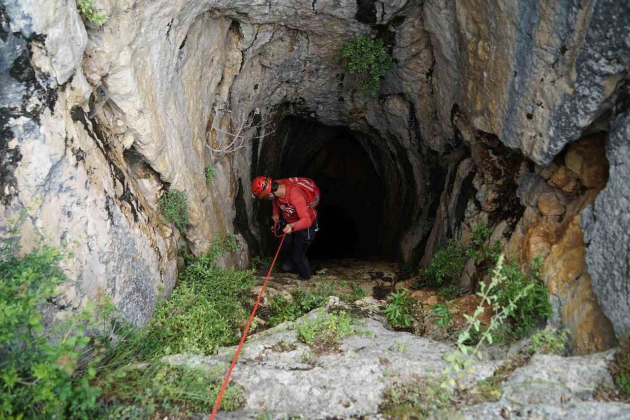 Definecilerden akıl almaz kazı: Mağaradaki manzarayla karşılaşınca şoke oldular