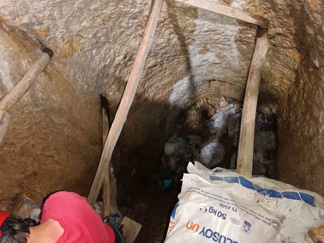 Definecilerden akıl almaz kazı: Mağaradaki manzarayla karşılaşınca şoke oldular