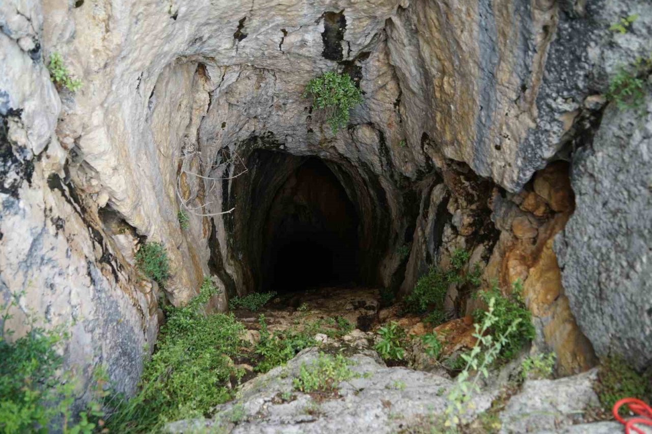 Definecilerden akıl almaz kazı: Mağaradaki manzarayla karşılaşınca şoke oldular