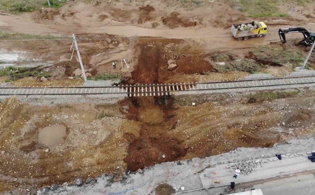 Sel suları Doğu Ekspresi hattını çökertti: Tren seferleri durduruldu