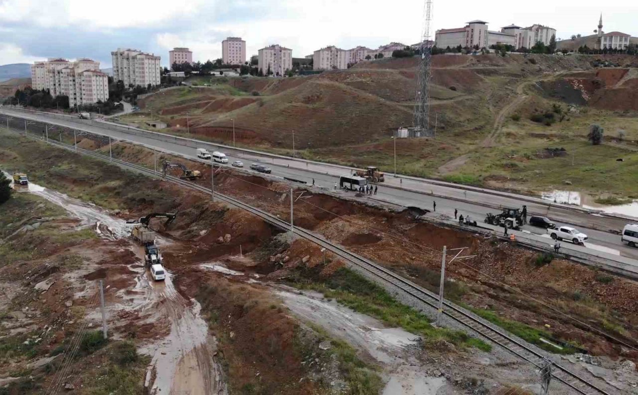 Sel suları Doğu Ekspresi hattını çökertti: Tren seferleri durduruldu