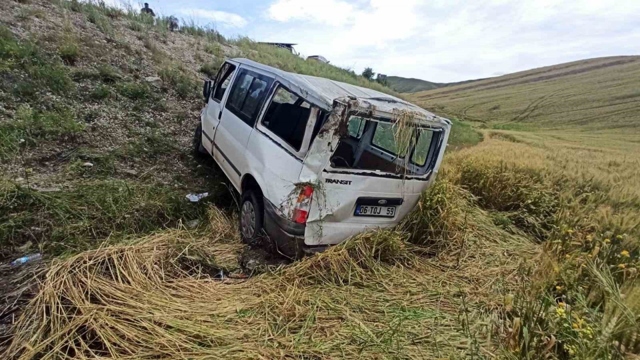 Sungurlu’da minibüs tarlaya uçtu: 1 ölü