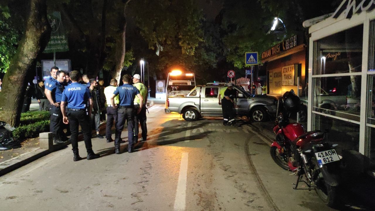 Aksiyon filmlerini aratmayan gece: Kavga ve kaçan aracın kovalanma anları kamerada