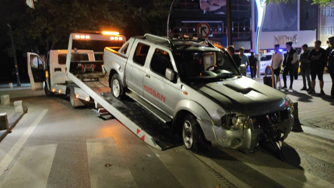 Aksiyon filmlerini aratmayan gece: Kavga ve kaçan aracın kovalanma anları kamerada