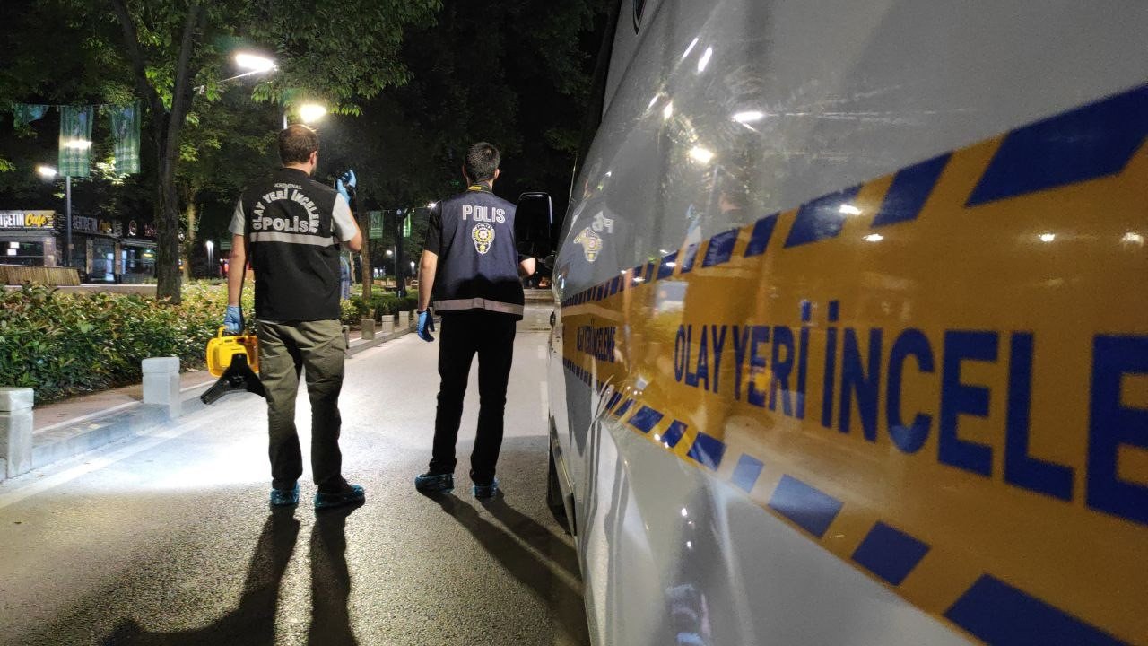 Aksiyon filmlerini aratmayan gece: Kavga ve kaçan aracın kovalanma anları kamerada