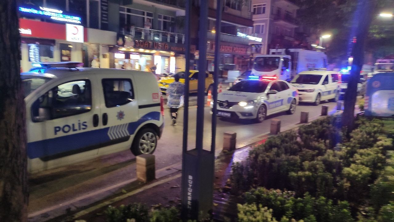 Aksiyon filmlerini aratmayan gece: Kavga ve kaçan aracın kovalanma anları kamerada