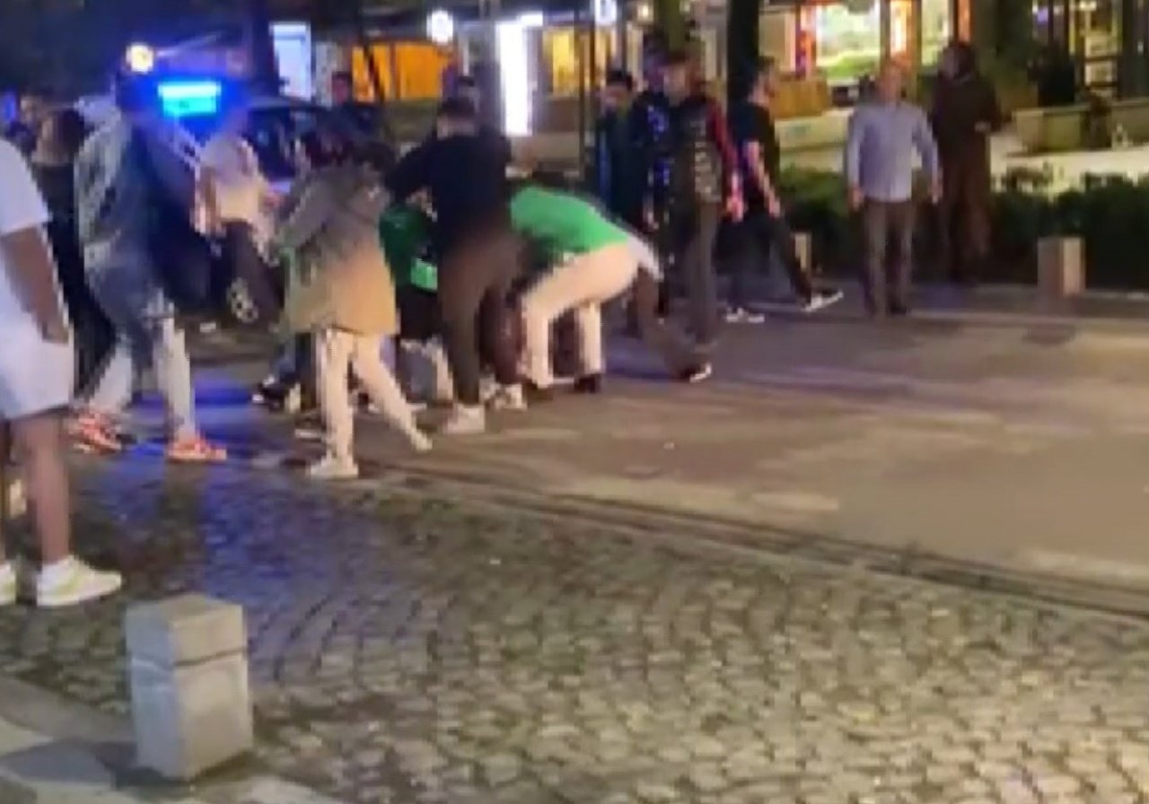 Aksiyon filmlerini aratmayan gece: Kavga ve kaçan aracın kovalanma anları kamerada