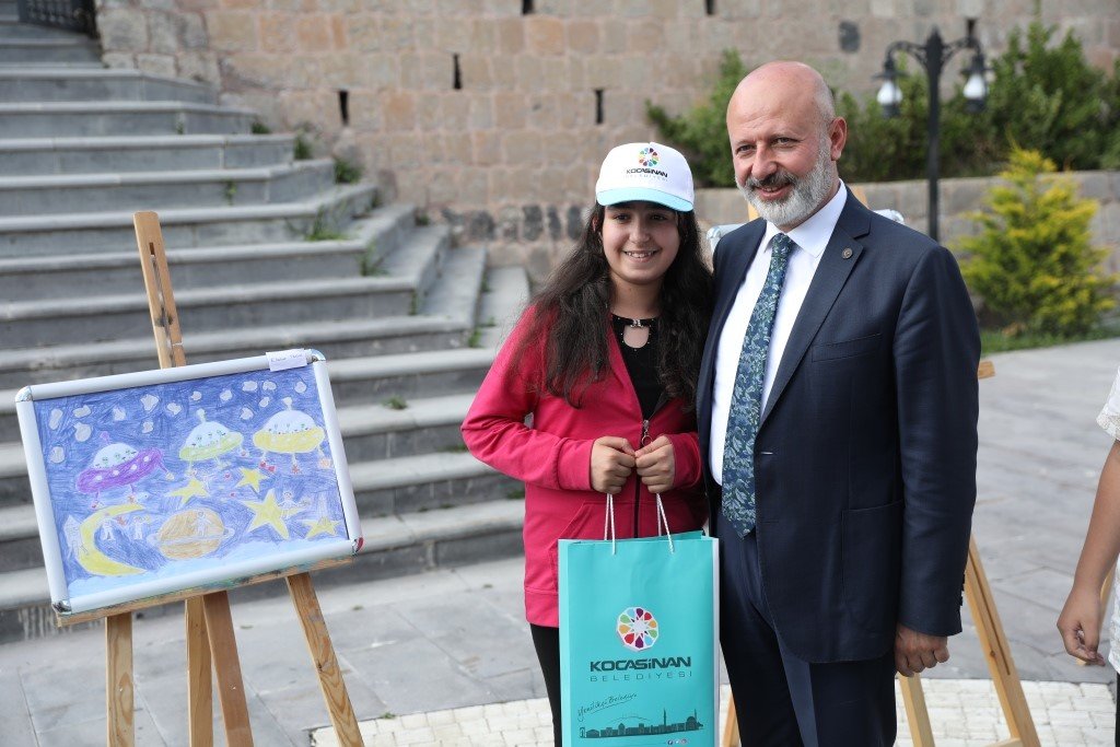 Başkan Çolakbayrakdar; “Farklı projelerle gençlerimizin yanlarındayız”