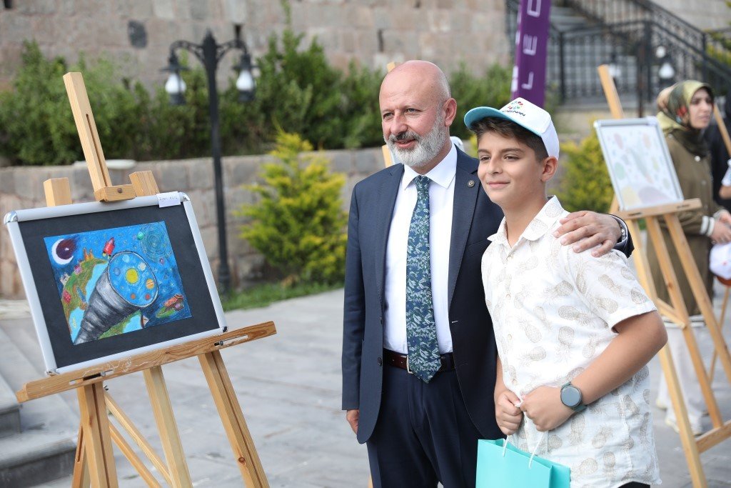 Başkan Çolakbayrakdar; “Farklı projelerle gençlerimizin yanlarındayız”