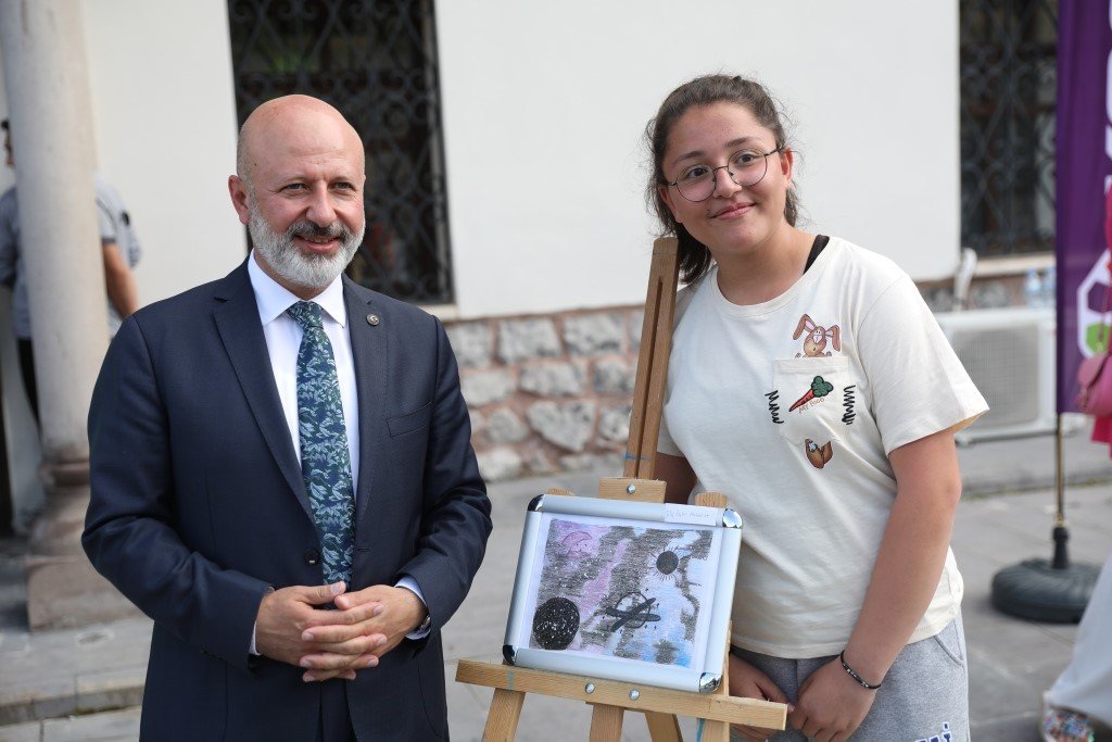 Başkan Çolakbayrakdar; “Farklı projelerle gençlerimizin yanlarındayız”