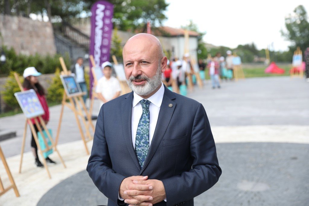 Başkan Çolakbayrakdar; “Farklı projelerle gençlerimizin yanlarındayız”