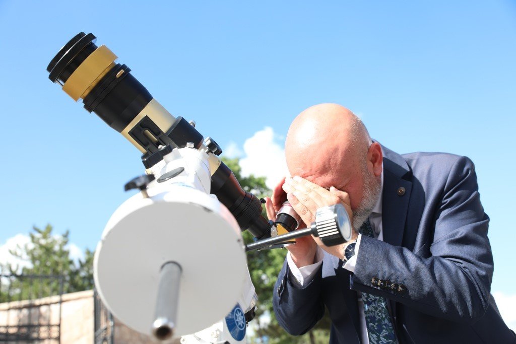 Başkan Çolakbayrakdar; “Farklı projelerle gençlerimizin yanlarındayız”