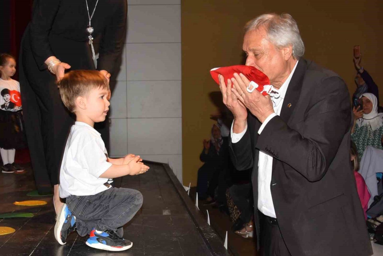 Miniklerin muhteşem gösterileri ayakta alkışlandı