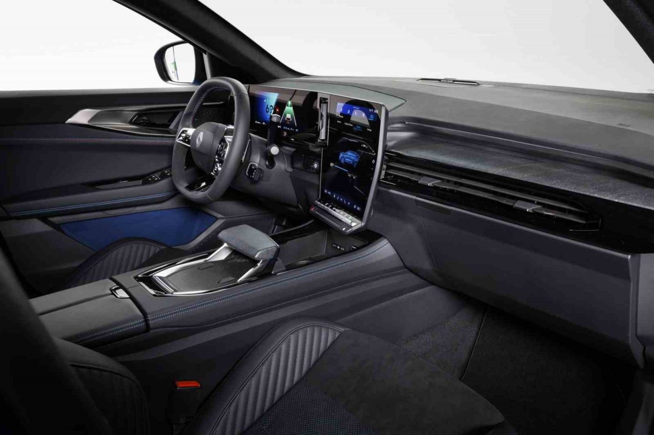 Renault, yeni coupe SUV modeli Rafale’i tanıttı