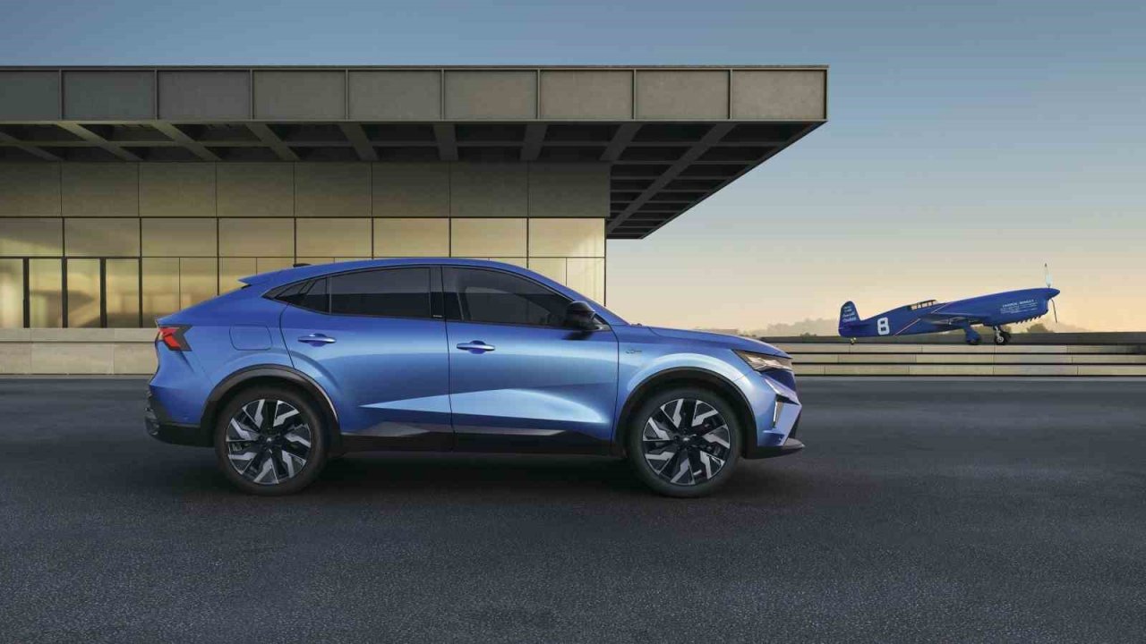 Renault, yeni coupe SUV modeli Rafale’i tanıttı