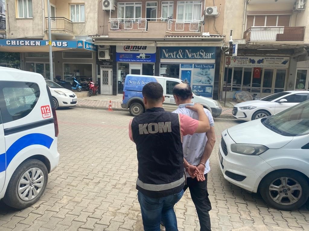 İzmir’de üzerinden 42 bin lira sahte para çıkan kişi tutuklandı
