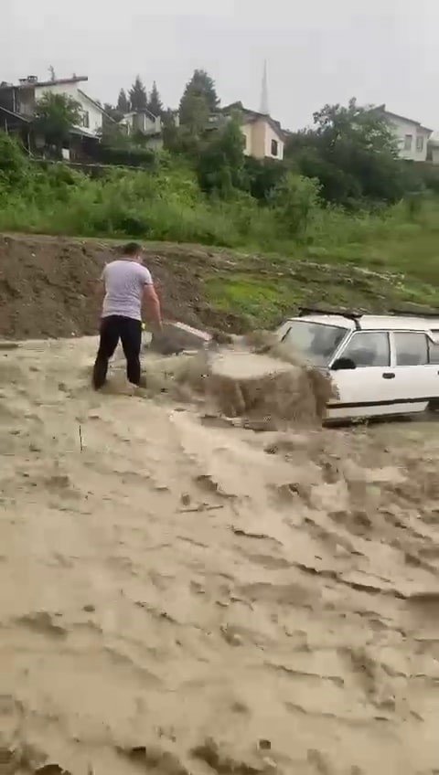 Şiddetli yağmur, turistik ilçe Sapanca’yı sular altında bıraktı