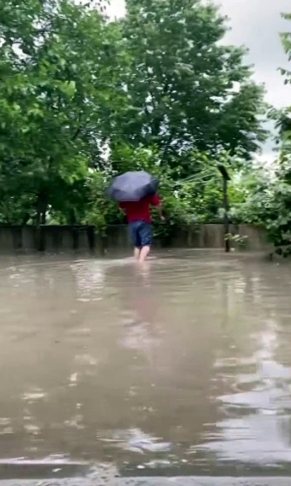 Şiddetli yağmur, turistik ilçe Sapanca’yı sular altında bıraktı