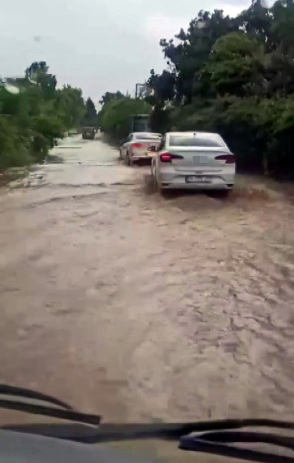 Şiddetli yağmur, turistik ilçe Sapanca’yı sular altında bıraktı
