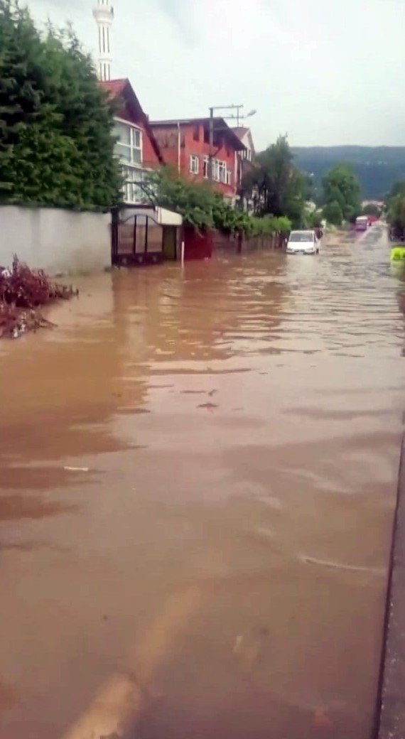 Şiddetli yağmur, turistik ilçe Sapanca’yı sular altında bıraktı