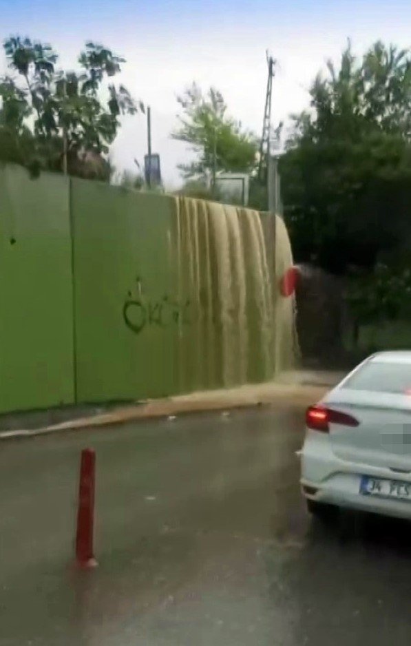 Şiddetli yağmur, turistik ilçe Sapanca’yı sular altında bıraktı