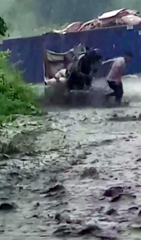 Şiddetli yağmur, turistik ilçe Sapanca’yı sular altında bıraktı