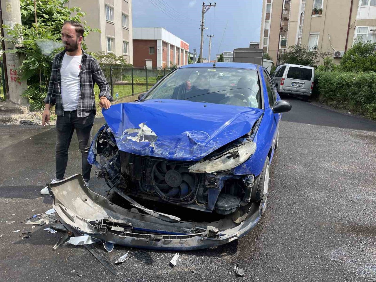 Otomobil ile hafif ticari araç çarpıştı: 2 yaralı