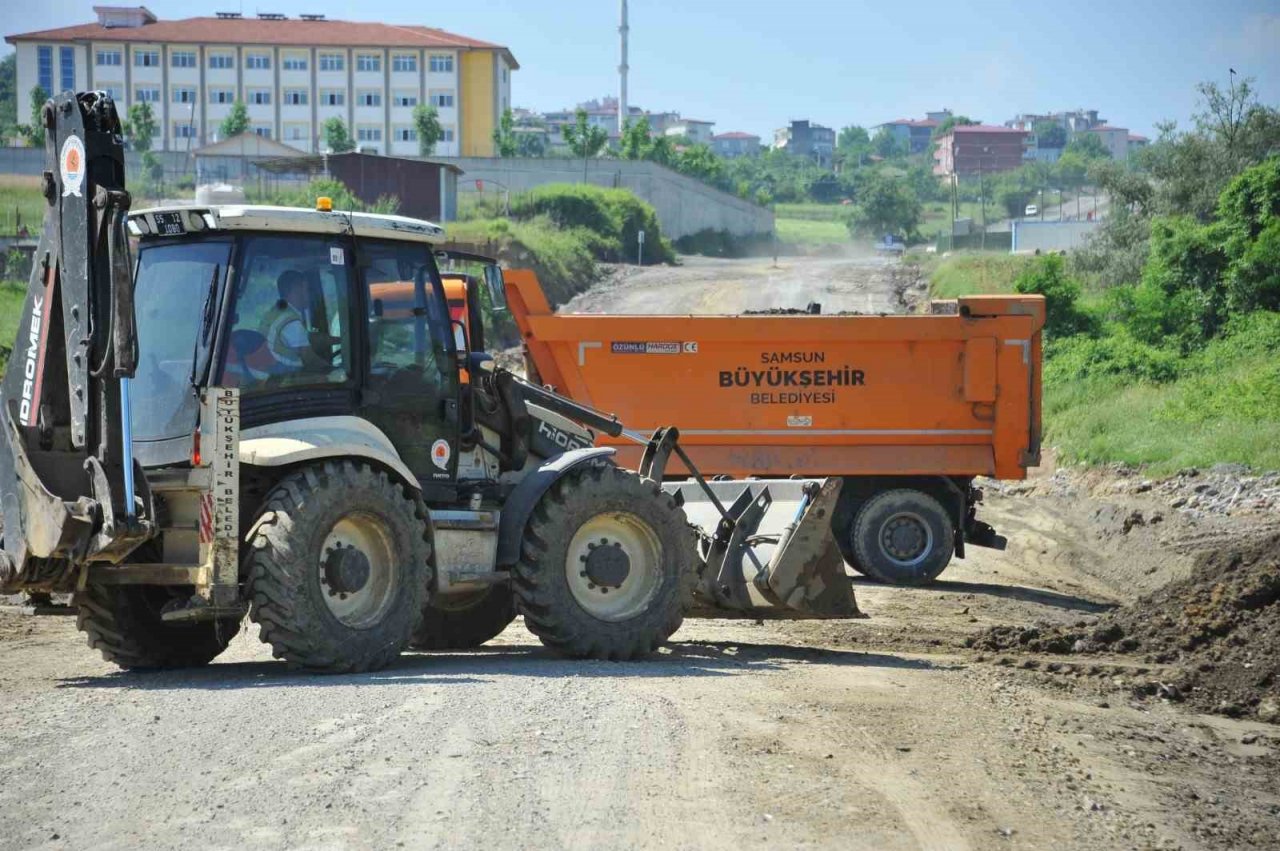 Sel ve heyelandan etkilenen 172 mahalle yoluna hızlı müdahale