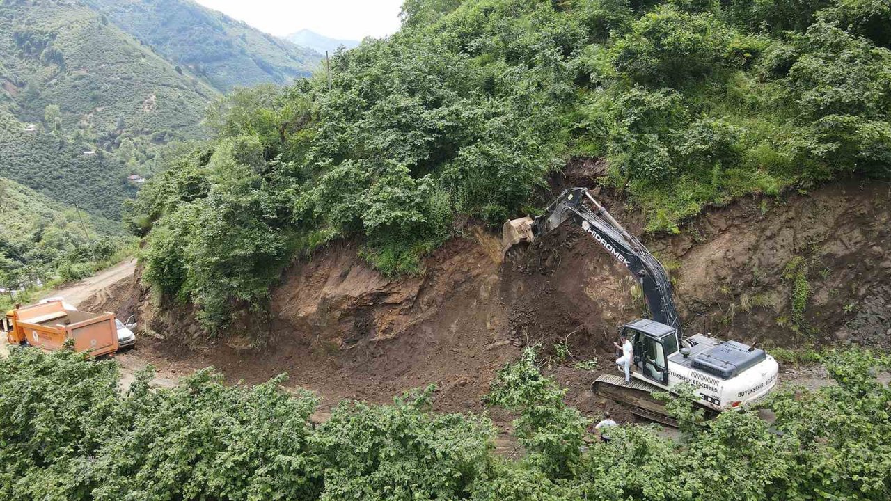Sel ve heyelandan etkilenen 172 mahalle yoluna hızlı müdahale