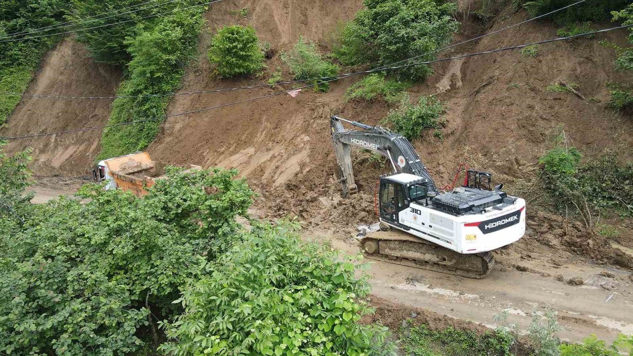 Sel ve heyelandan etkilenen 172 mahalle yoluna hızlı müdahale
